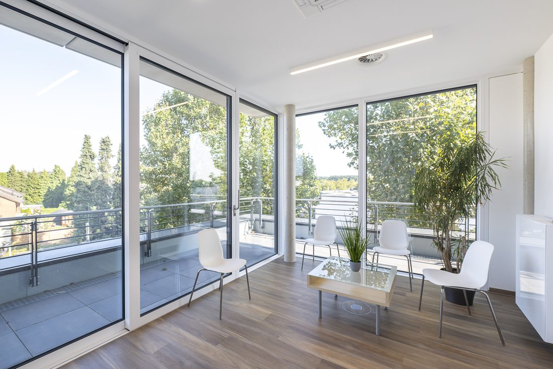 Heller Aufenthaltsbereich mit Terrassenblick