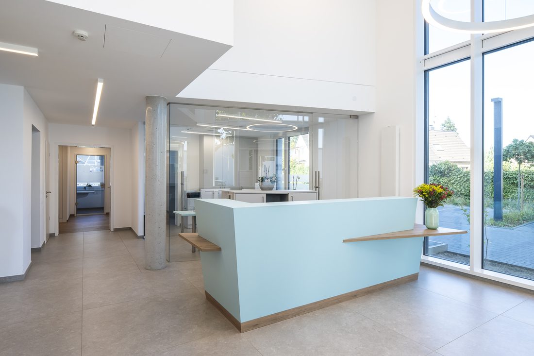 Empfang und Atrium der Praxis am Campus
