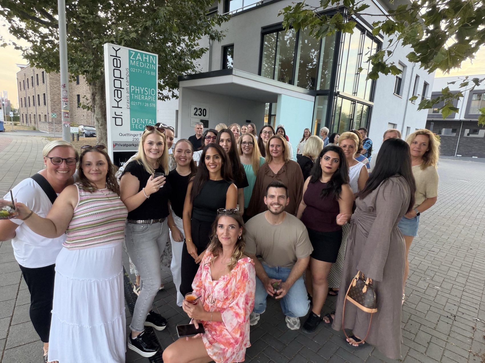Das Team der Praxis am Campus vor dem Praxisgebäude an der Quettinger Straße 230 in Leverkusen
