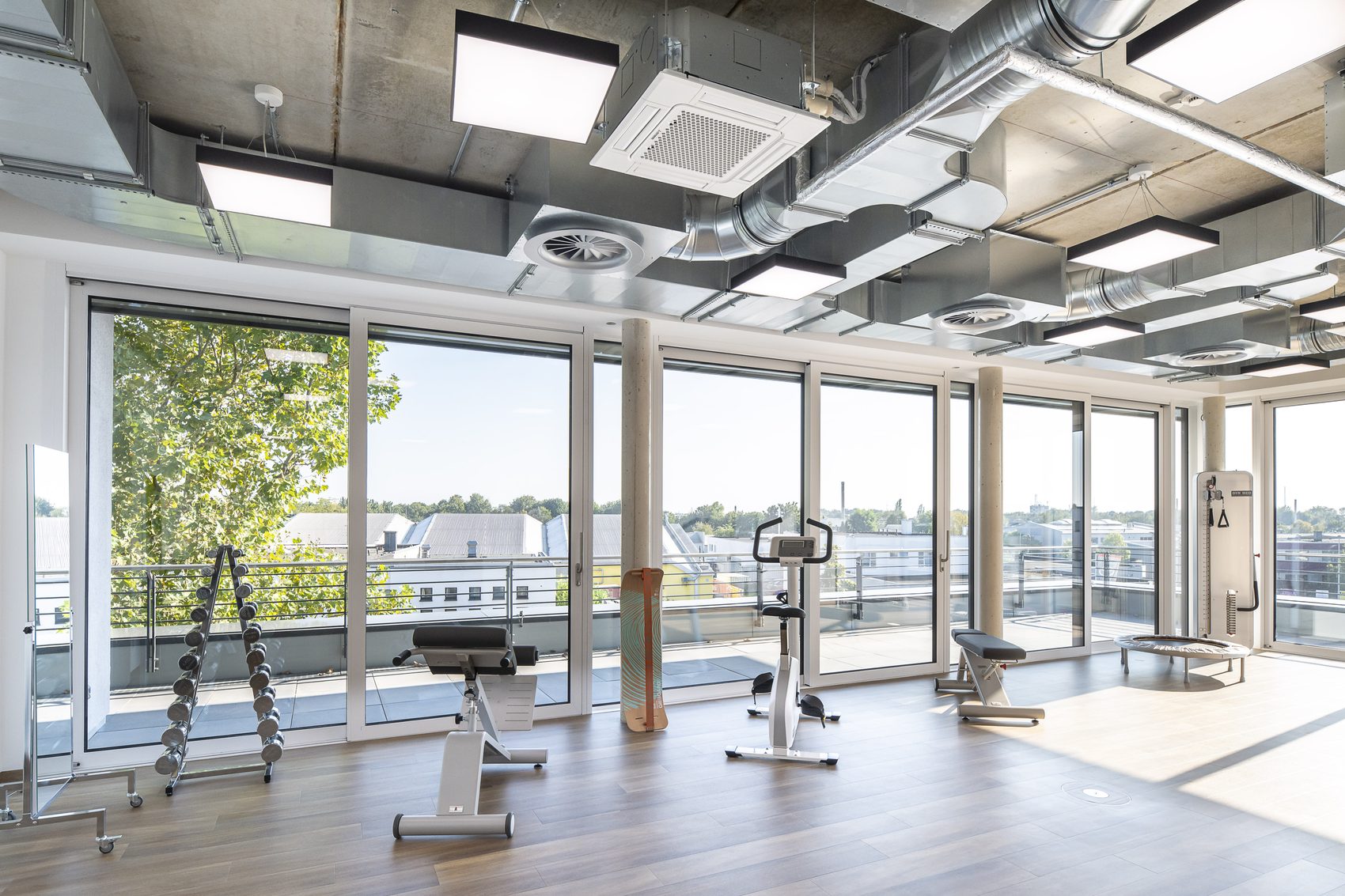 Heller Trainings- und Therapiebereich der Physiotherapie am Campus in Leverkusen mit Blick auf die Dachterrasse